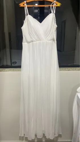 Vestido longo branco com alças finas e bojo