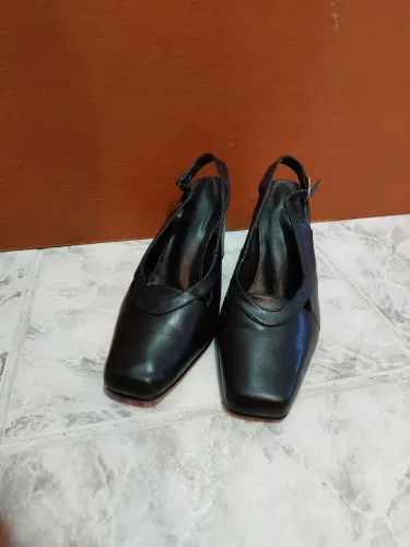 Sapatos Femininos em Couro Preto