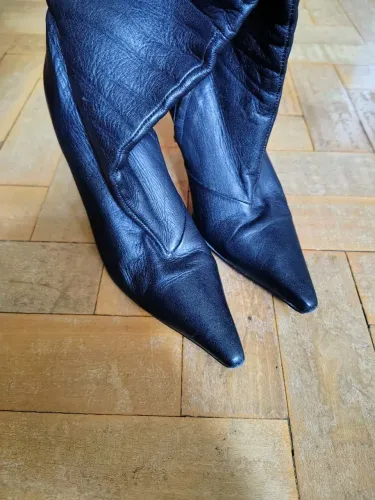 Botas de Couro Pretas - Elegância Clássica
