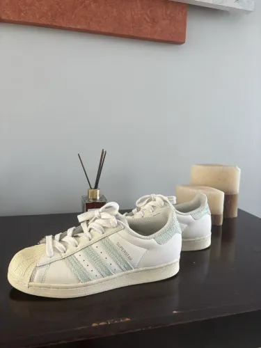 tênis superstar adidas verde e bege