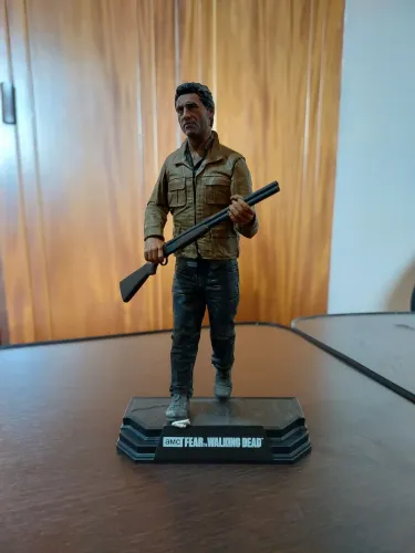 Figura Colecionável Fear The Walking Dead - Travis Manawa