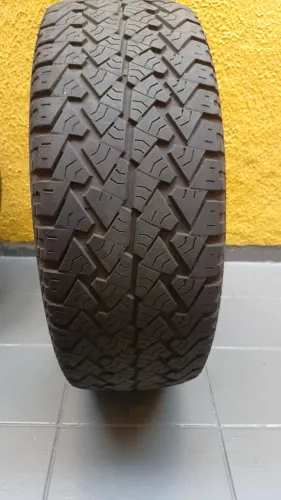 Pneu AT 235 65 17 (Tem só 1 unid)