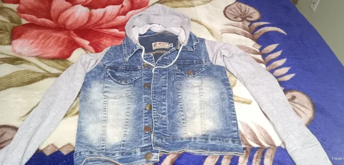 Jaqueta Jeans com Capuz 