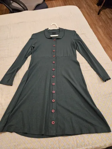 Vestido de malha, manga comprida, com gola e abertura frontal com botões, verde, tamanho P