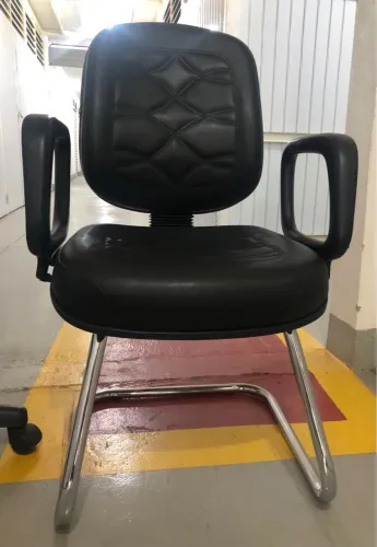 Cadeira Diretor Fixa, couro ecológico, com costura, Preta