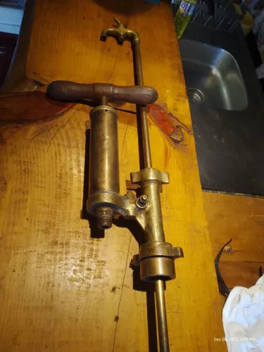 Bomba chopeira antiga 