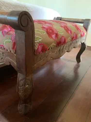 Banqueta em madeira entalhada com estofado floral