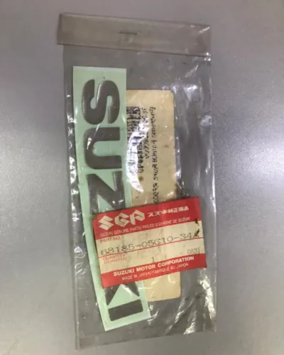Adesivo suzuki GENUINE PARTS 68185-05C10-34A - ORIGINAL NOVO