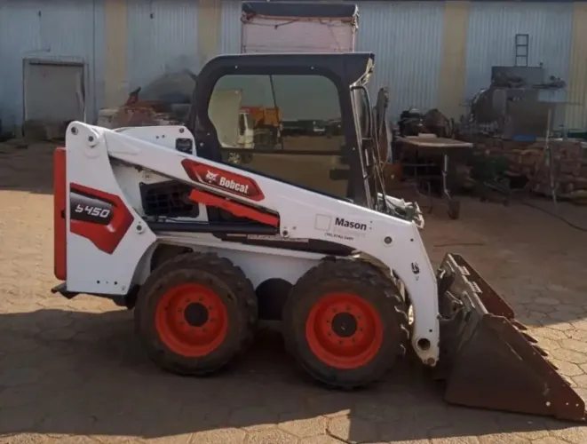 Minicarregadeira Bobcat S450 ano 2022 com apenas 970 horas, ar condicionado, em SP