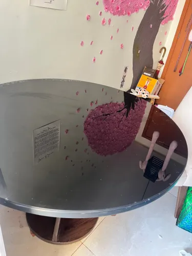 Mesa Redonda Elegante com Tampo Espelhado