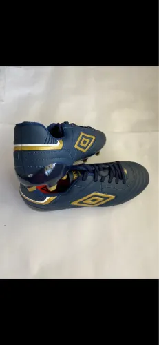 Chuteira Umbro Original e Nova - 38