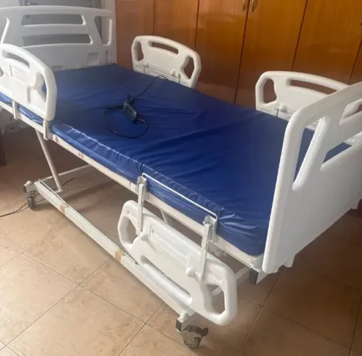 Cama hospitalar motorizada Salutem com elevação de altura, movimentação do leito, colchão