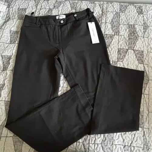 Calça Calvin Klein na etiqueta número 38