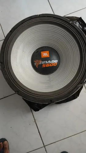 Alto falante paredão 5.600Rms jbl com às caixas. 