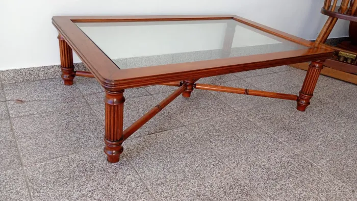 Mesa de centro de madeira nobre com tampo em vidro