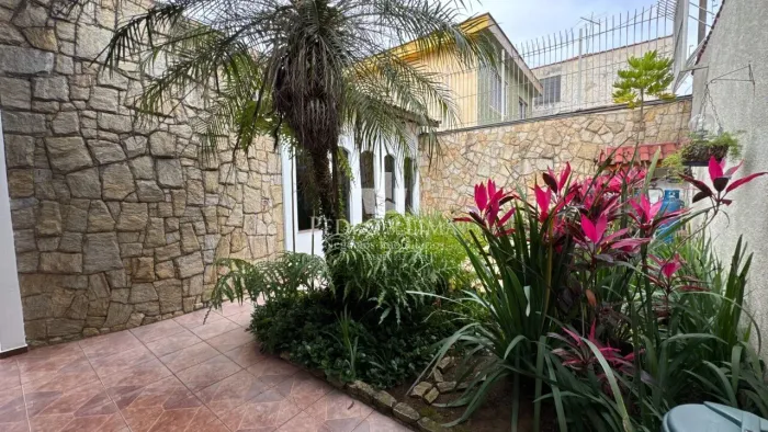 Sobrado 3 quartos, 8 vagas, área gourmet e amplo gramado na Vila Carrão