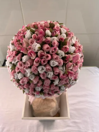 Árvore com rosas em tecido
