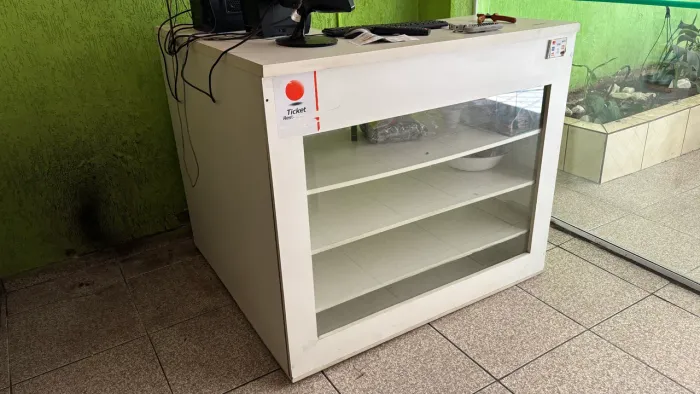 Balcão expositor em L
