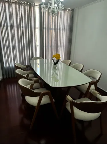 Mesa elegante com 8 cadeiras