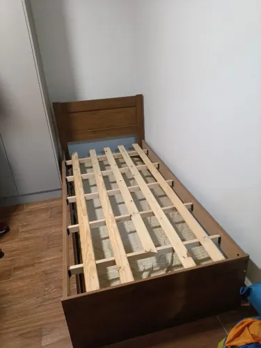 Cama solteiro com cama auxiliar