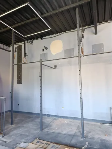 Rack Crossfit com 7 baias.