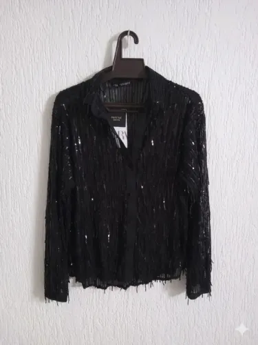 Blusa Zara com transparência e paetês.