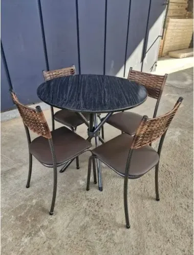 Mesa com tampo de ardósia e quatro cadeiras
