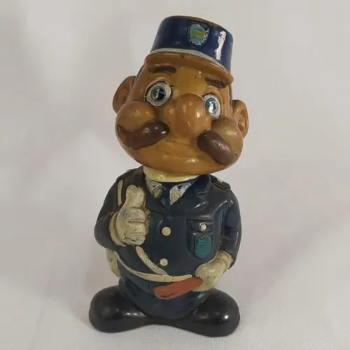 BRINQUEDO ANTIGO - BONECO POLICIAL feito em Plástico duro, fabricado no Japão. 