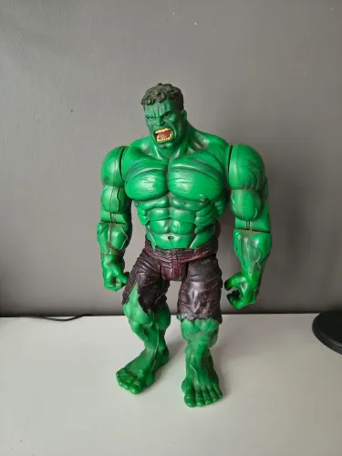 Boneco Hulk filme de 2002 com Punho de Batalha Encaixável 33 cm