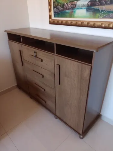 Cômoda com 4 Gavetas e 2 Portas - Excelente Estado