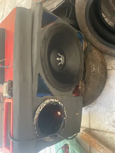 Caixa de som automotivo