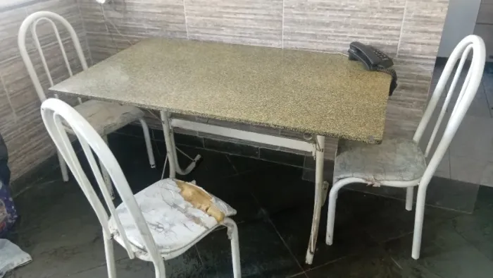 Mesa com tampo de granito