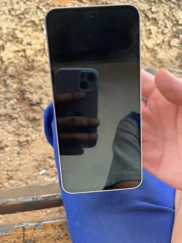 S24 FE 128 GB em ótimo estado pegando perfeitamente apenas trincado atras do celular 