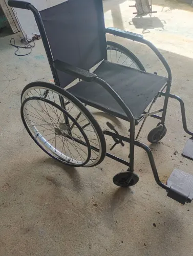 Cadeira de roda semi-nova