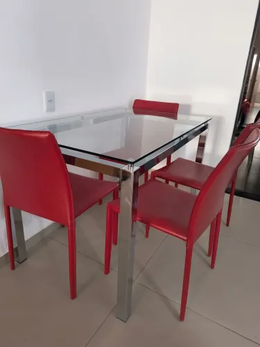 Mesa de alumínio com tampo de e 4 cadeiras em corino.