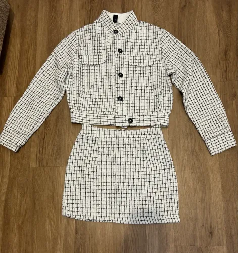 CONJUNTO DE CASACO E SAIA TAMANHO P