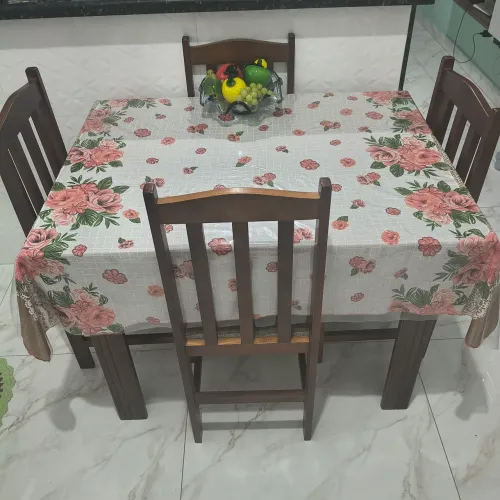 Vendo mesa de quarto cadeiras no precinho