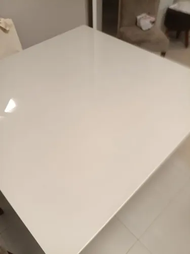 De ocasião: mesa quadrada laqueada com tampo de vidro 