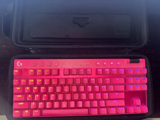 Teclado Gamer Sem Fio Logitech G Pro X com design TKL