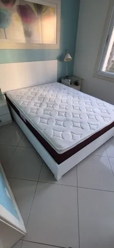 Cama de casal e colchao