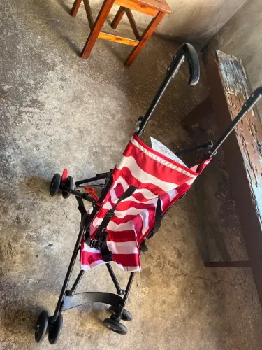 Carrinho de bebê guarda chuva