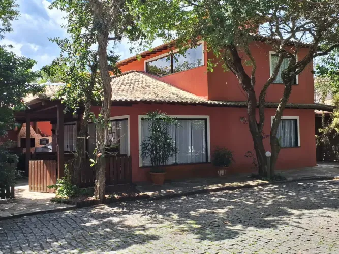 Casa de Temporada, com 4 Quartos, Sendo 3 Suítes, em Manguinhos, Próximo Mar.