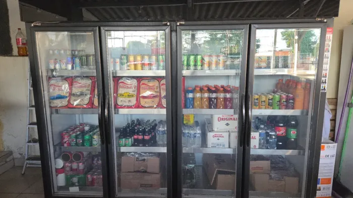 Vendo freezer expositor 4 portas todo em inox e vidro