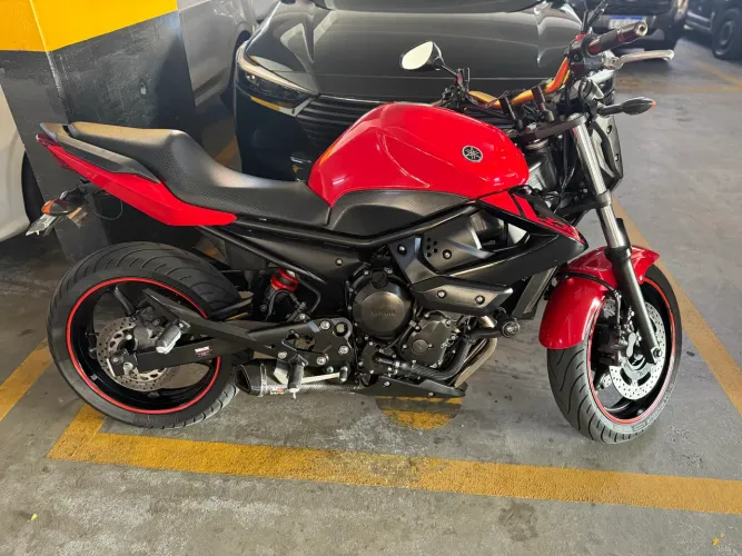 ? Yamaha XJ6 - Potência, Estilo e Confiabi