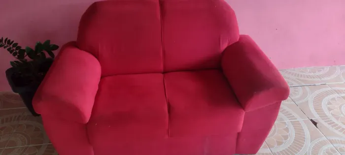 Sofá dois lugares cemi novo vermelho usado duas vezes