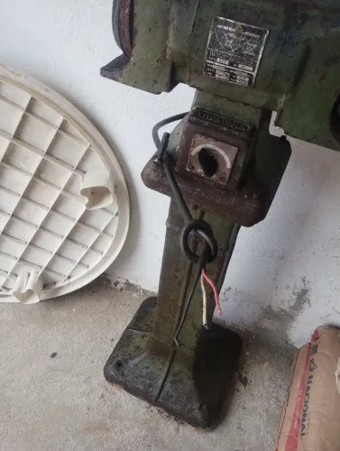 Vendo uma relíquia motor esmeril para restauração do ano 1975 ,peça para colecionador,