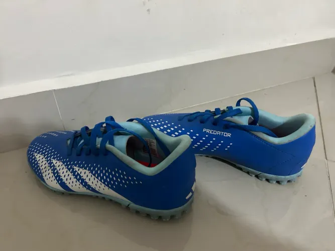 Chuteira society Adidas