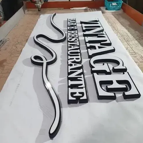 Letras caixas E comunicação digital