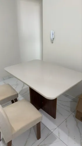 Mesa de jantar com 4 cadeiras