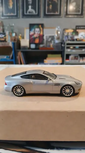 Miniatura colecionável Aston Martin V12 Vanquish